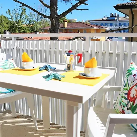 Amazing In Caorle With Communal Pool Appartamento